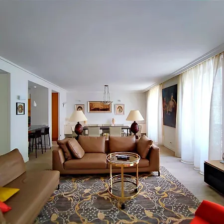 Rue De L'universite - 7 *