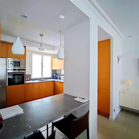 Rue De L'universite - 7 *