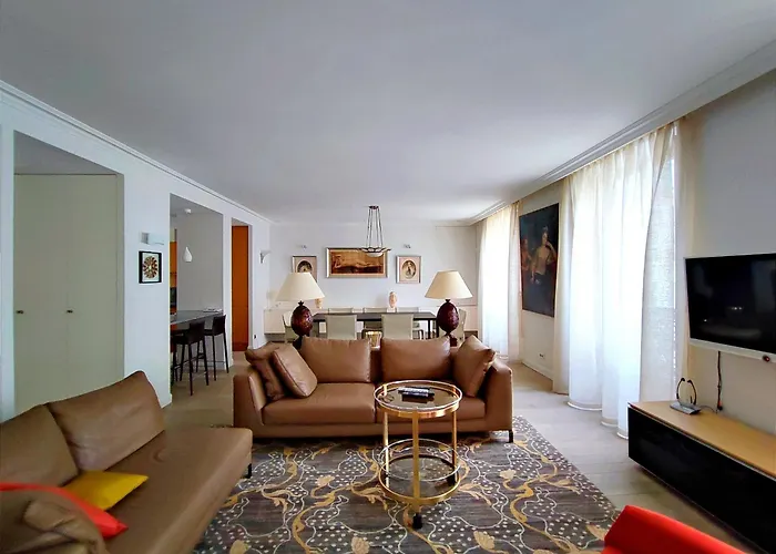 Rue De L'universite - 7 *