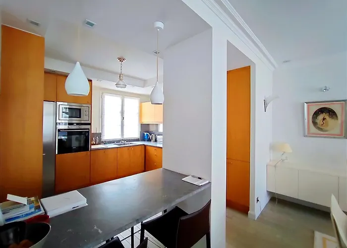 Rue De L'universite - 7 *