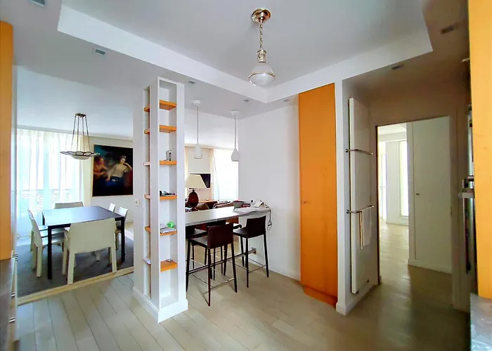 Apartman Rue De L'universite - 7 *