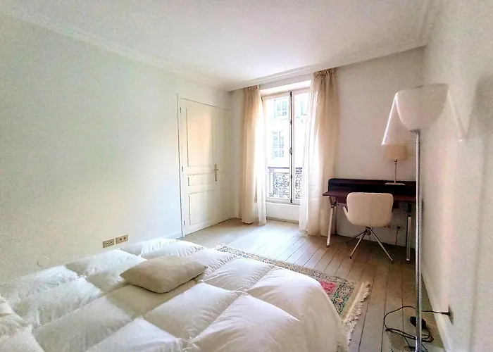 Rue De L'universite - 7 * Párizs