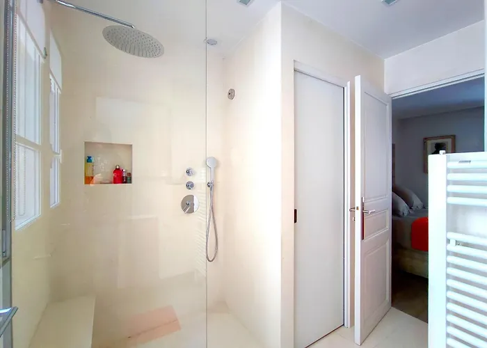 Apartman Rue De L'universite - 7 *