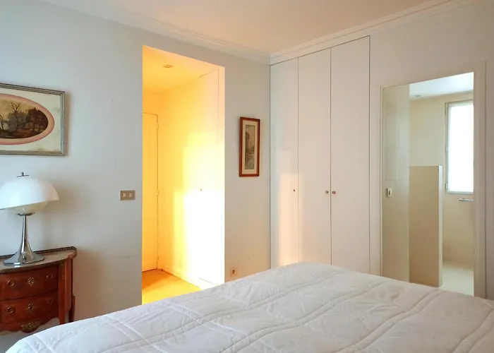 Rue De L'universite - 7 * Párizs